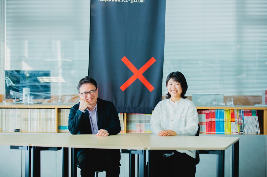 札幌大学 交流推進部 広報渉外課の金山敏憲さん（左）とライターの安松まゆはさん（右）の写真