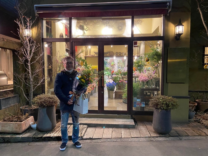 花屋の前の長岡さんの写真